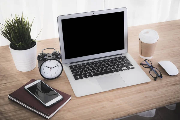 Laptop com notebook de telefone inteligente e xícara de café — Fotografia de Stock