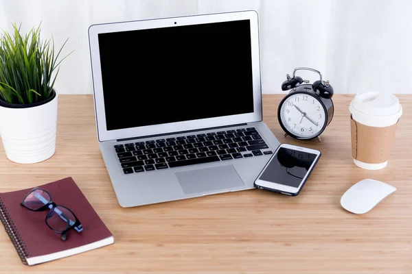 Laptop com notebook de telefone inteligente e xícara de café — Fotografia de Stock