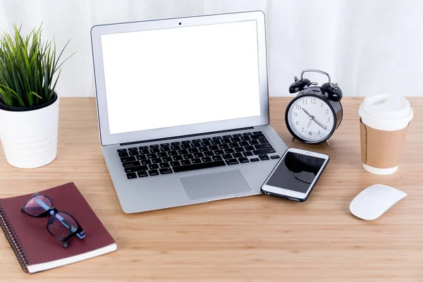 Laptop com notebook de telefone inteligente e xícara de café — Fotografia de Stock