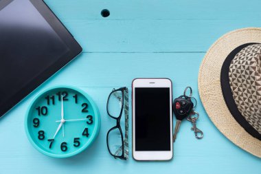 Ahşap masa, üstten görünüm kopya alanı ile tatil arka planda. PH