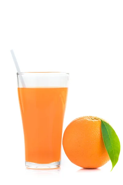 Arancio fresco isolato su sfondo bianco — Foto Stock