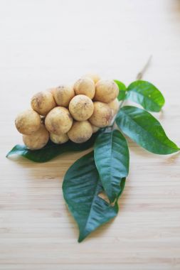 Langsat yeşil ile ayrılmak ahşap masa