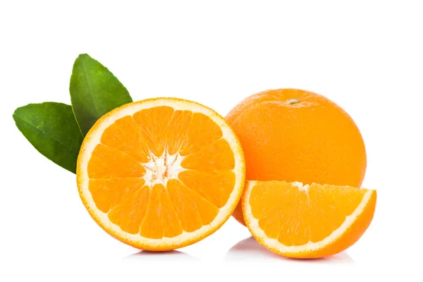 Свежий оранжевый на белом фоне — стоковое фото