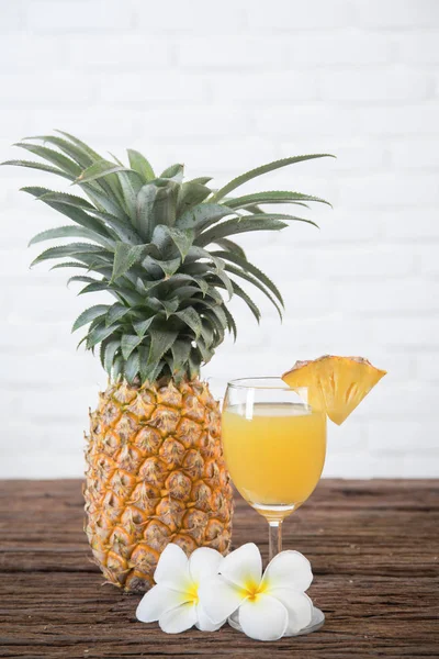 Bardak ananas suyu onwood tablo — Stok fotoğraf