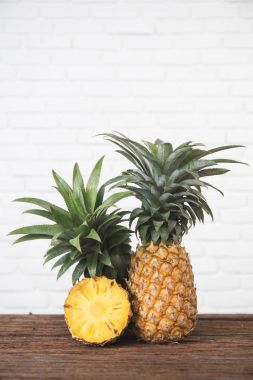 Eski ahşap bir masa üzerinde olgunlaşmış ananas