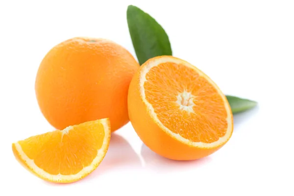 Svěží oranžová izolované na bílém pozadí — Stock fotografie