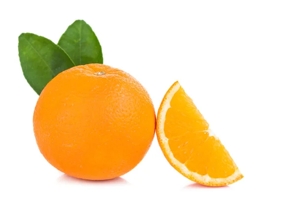 Свіжий апельсин ізольований на білому тлі — стокове фото