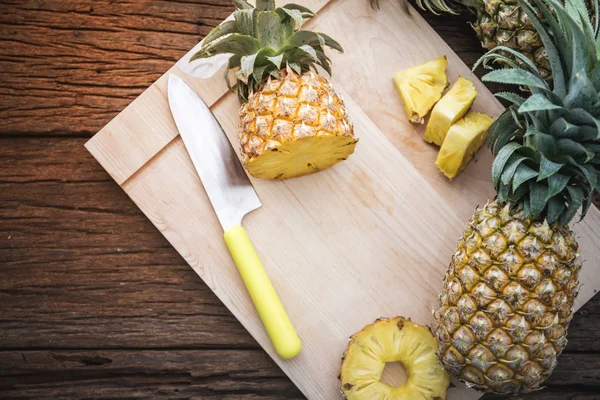 Plasterki ananasa na cięcia pokładzie z nożem — Zdjęcie stockowe