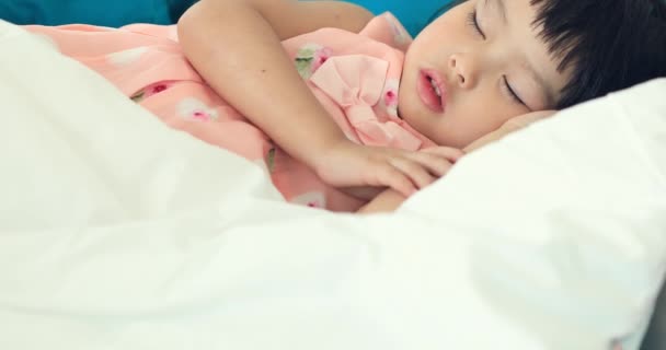 Primer Plano Asiático Lindo Niño Durmiendo Cama Casa — Vídeos de Stock