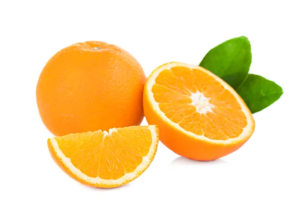 하얀 배경에 새로 분리 된 오렌지 — 스톡 사진