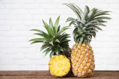 Eski ahşap bir masa üzerinde olgunlaşmış ananas