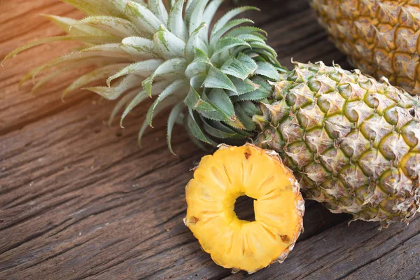 Ahşap doku arka plan üzerinde kopya alanı ile dilim ananas