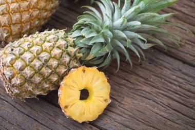 Ahşap doku arka plan üzerinde kopya alanı ile dilim ananas