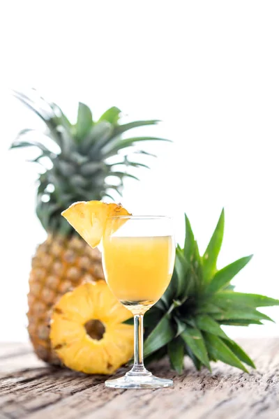 Bicchiere di succo d'ananas sutavolo in legno — Foto Stock