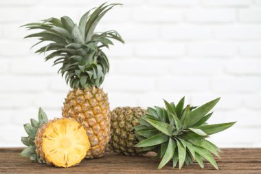 Ahşap doku arka plan üzerinde kopya alanı ile dilim ananas