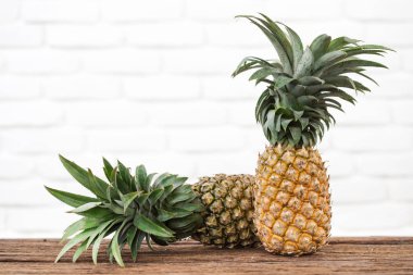 Eski ahşap bir masa üzerinde olgunlaşmış ananas