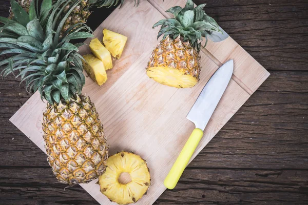 Ananas affettato su un tagliere con un coltello — Foto Stock