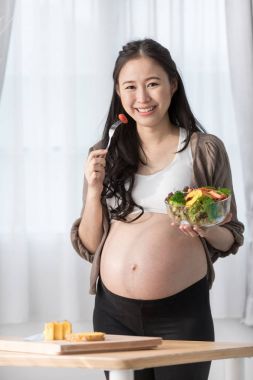 Mutfak sağlıklı sebze ile Asya hamile kadın 