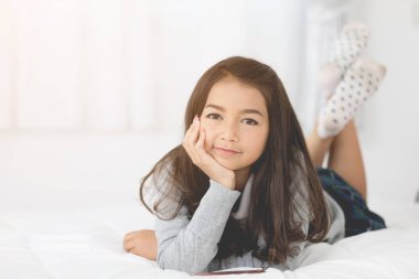Gülümsemek yüz ile Asya şirin kız portresi . 