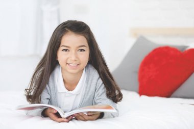 Bir kitap okuma mutlu Asyalı kız