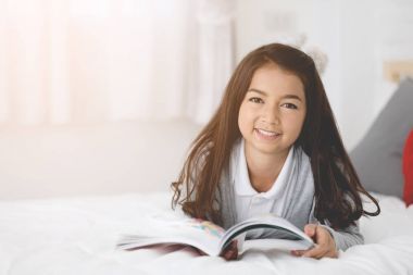 Bir kitap okuma mutlu Asyalı kız