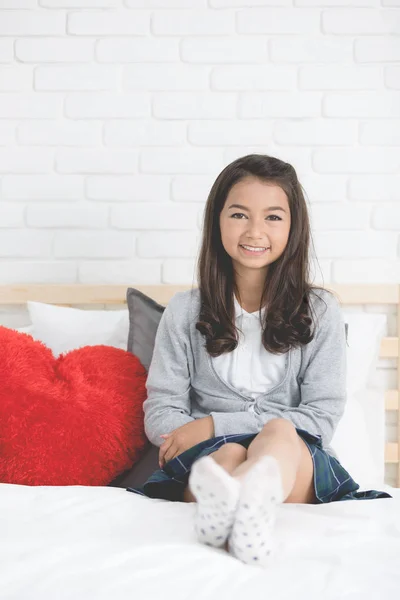 Retrato de una hermosa niña feliz sonriente descansar en la cama —  Fotos de Stock