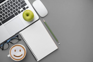 Üstten Görünüm, düz Modern gri ofis resepsiyon masası laptop ile yatıyordu.