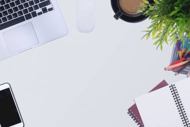 Ofis resepsiyon masası ile dizüstü bilgisayar ve sarf malzemeleri. 