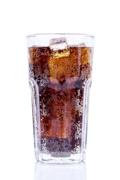 Cola im Glas mit Eis isoliert auf weißem Hintergrund . — Stockfoto