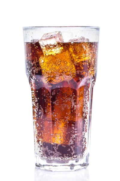 Cola im Glas mit Eis isoliert auf weißem Hintergrund . — Stockfoto