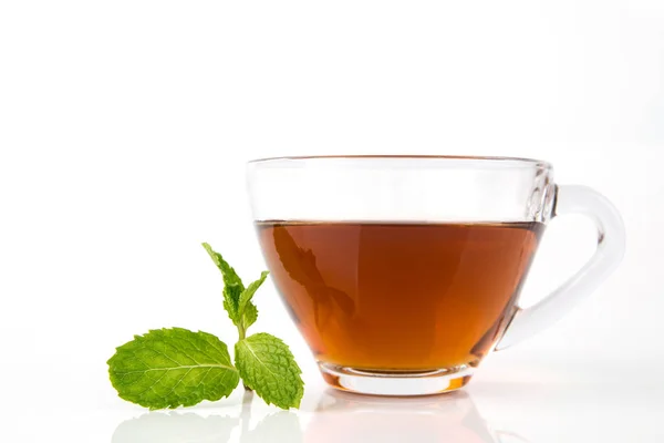 Té rojo y menta en taza sobre fondo blanco — Foto de Stock