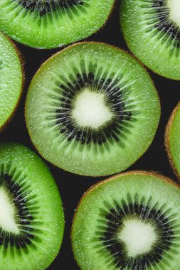 Olgun tüm kivi ve yarım kivi