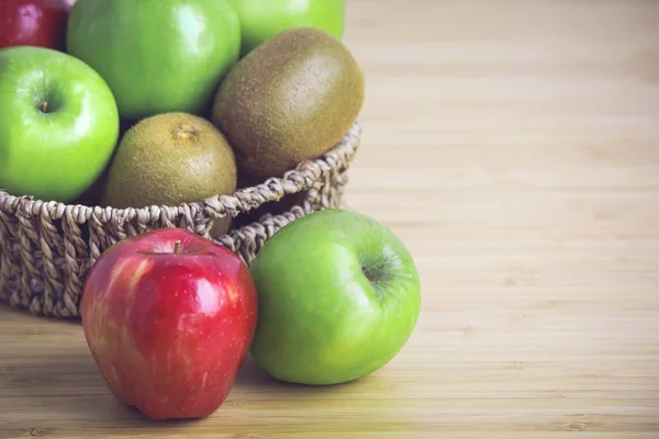 Świeżym kiwi, jabłka na podłoże drewniane — Zdjęcie stockowe