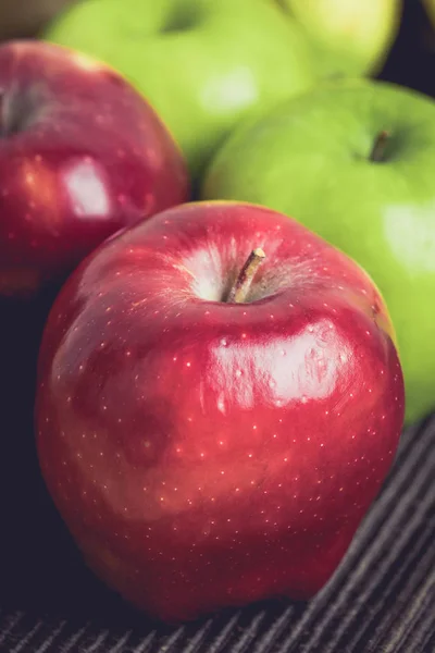 Verde e rosso di mele su sfondo nero — Foto Stock