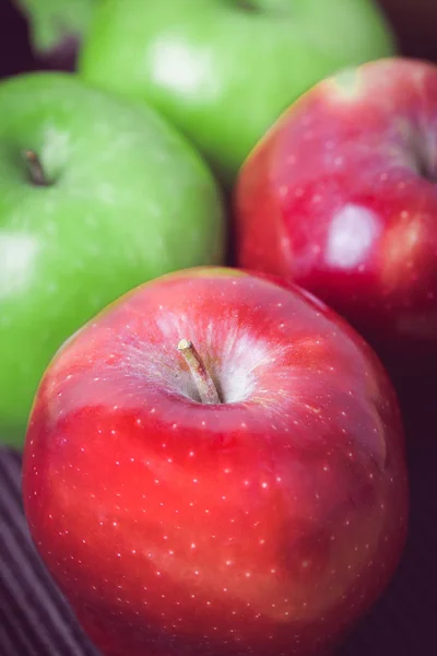 Zielone i czerwone jabłka na czarnym tle — Zdjęcie stockowe