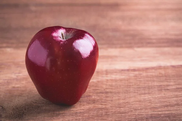 Maturazione di mele rosse su sfondo di legno — Foto Stock