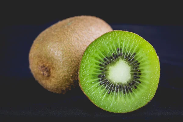 Coapte fructe întregi kiwi și jumătate de fructe kiwi — Fotografie, imagine de stoc