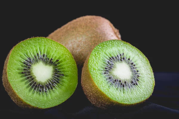 Coapte fructe întregi kiwi și jumătate de fructe kiwi — Fotografie, imagine de stoc