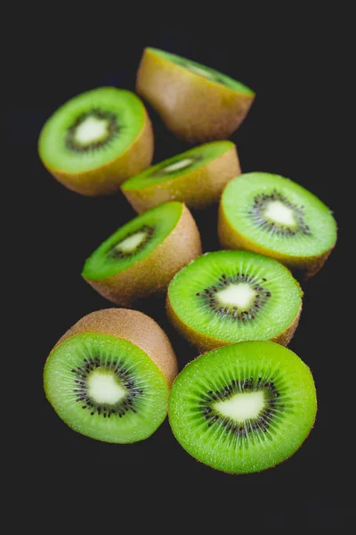 Reife ganze Kiwi-Früchte und halbe Kiwi-Früchte — Stockfoto