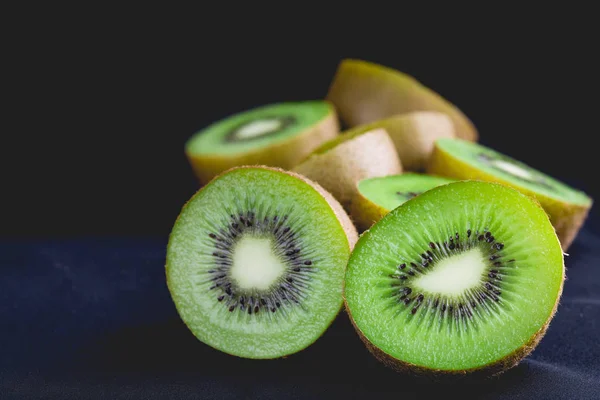 Ripe whole kiwi fruit and half kiwi fruit — Stock Photo, Image