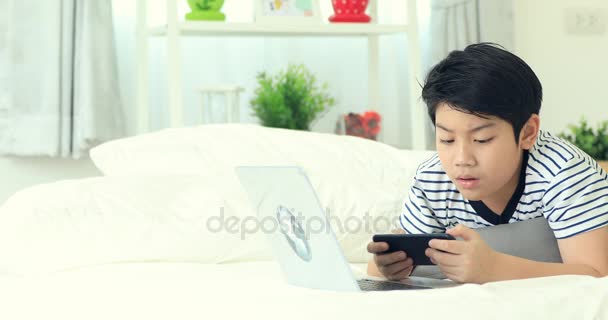 Cute asian boy hands holding smartphone and typewriter with smile face. — Stock Video