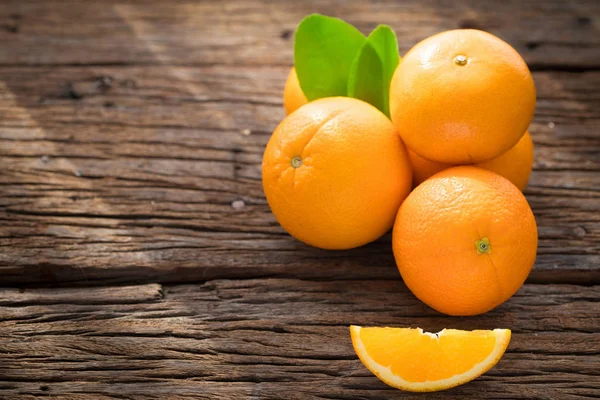 Свежие оранжевые фрукты на деревянном столе . — стоковое фото