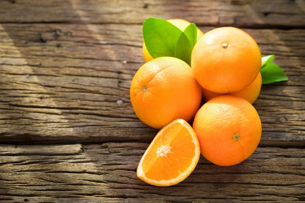 나무 테이블에 신선한 오렌지 과일. — 스톡 사진
