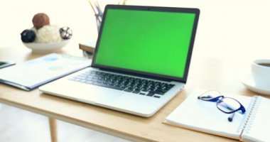 Yeşil ekran ile masa üstünde laptop.