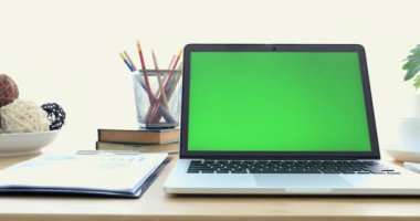 Yeşil ekran ile masa üstünde laptop.