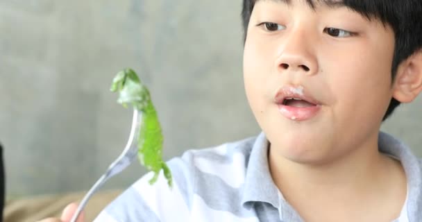 Felice asiatico bambino godere mangiare insalata con yummy faccia . — Video Stock