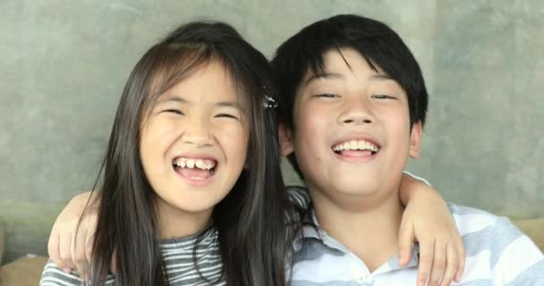 Retrato de la feliz familia asiática Hermana y hermano actuando en la cara una cámara mirando  . — Vídeos de Stock