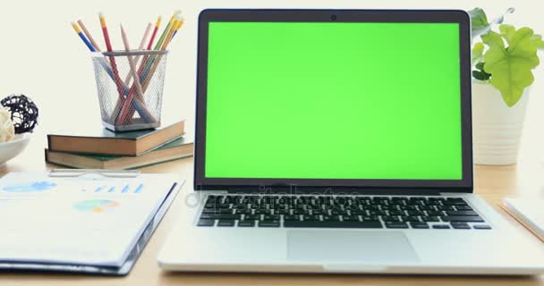 Laptop op Bureau met groen scherm. — Stockvideo