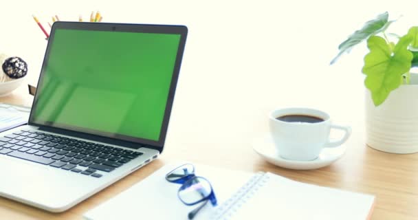 Ноутбук на столі з зеленим екраном . — стокове відео