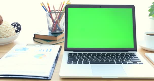 Laptop on desk with green screen. — Stock Video